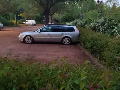 Gebraucht Ford Mondeo Ghia 125 PS (91 kW) 2006 Silber Limousine