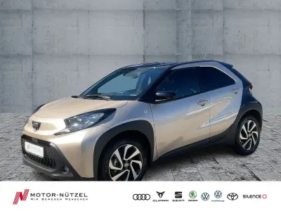Neu Toyota Aygo X 72 PS (52 kW) 2025 Ginger beige (4u9)/ black mica SUV