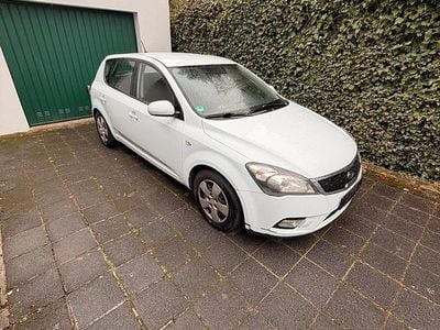Gebraucht Kia Ceed 90 PS (66 kW) 2011 Weiß Kleinwagen