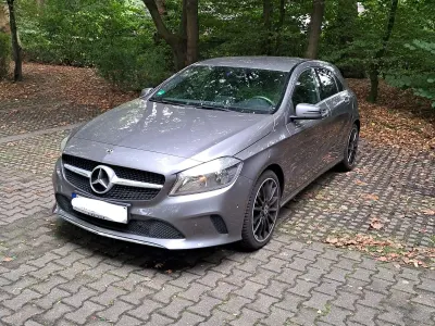 Gebraucht Mercedes A180 122 PS (89 kW) 2017 Silber Kleinwagen