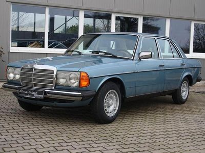 Blau Gebraucht 1976 Mercedes 200 Limousine | 11.490 €