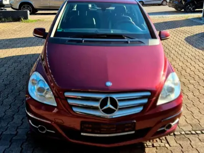 Gebraucht Mercedes B180 116 PS (85 kW) 2010 Rot Van / Kleinbus