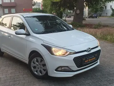 Gebraucht Hyundai i20 Pure 75 PS (55 kW) 2017 Weiß Limousine
