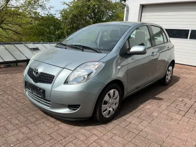Usata Toyota Yaris 87 CV (63 kW) 2006 Argento Berlina