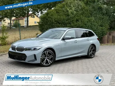 Neu BMW 330e Performance 292 PS (214 kW) 2026 Grau Kombi