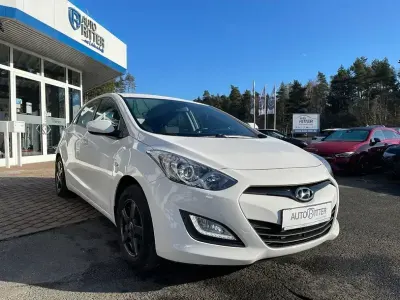 Gebraucht Hyundai i30 Trend 99 PS (72 kW) 2012 Creamy white / sol (metallic) Limousine
