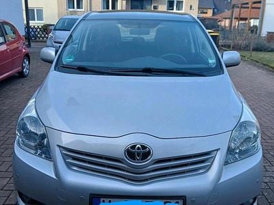 Gebraucht Toyota Verso 147 PS (108 kW) 2011 Silber Van / Kleinbus