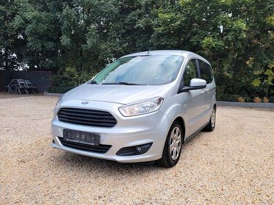 Grau Gebraucht 2016 Ford Tourneo Courier Trend Van / Kleinbus | 6.280 € (Teuer)