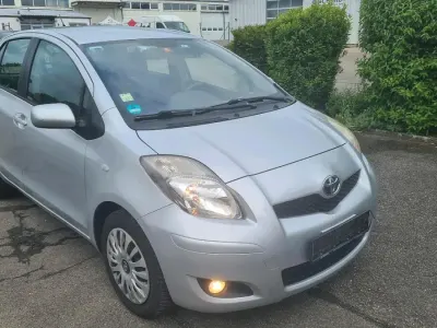 Gebraucht Toyota Yaris 101 PS (74 kW) 2010 Silber Kleinwagen