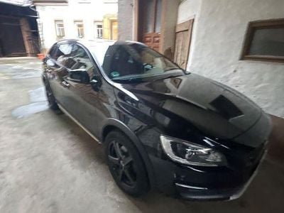 Schwarz Gebraucht 2015 Volvo V60 CC Summum Kombi | 18.700 € (Teuer)