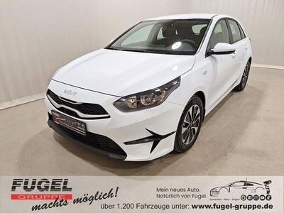 Neu Kia Ceed Play 101 PS (74 kW) 2025 Casa white Kleinwagen