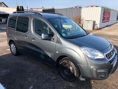 Grau Gebraucht 2017 Peugeot TePee Kombi | 6.999 €