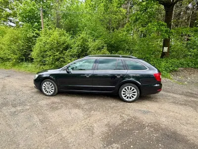 Gebraucht Skoda Superb Ambition 160 PS (117 kW) 2013 Schwarz Kombi