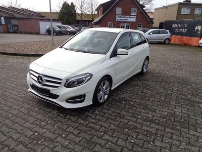 Gebraucht Mercedes B200 Urban 156 PS (114 kW) 2015 Calcitweiss/zirrusweiss Van / Kleinbus