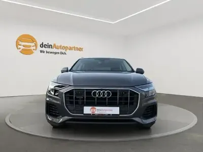 Gebraucht Audi Q8 Ambiente 381 PS (280 kW) 2022 Samuraigrau SUV