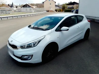 Begagnad Kia Ceed 135 HK (99 kW) 2015 Vit Halvkombi