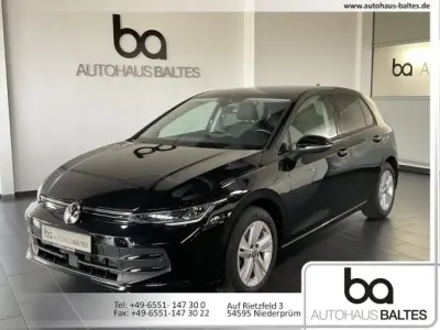 Gebraucht VW Golf VIII Life 150 PS (110 kW) 2025 Grenadillschwarz (metallic) Limousine