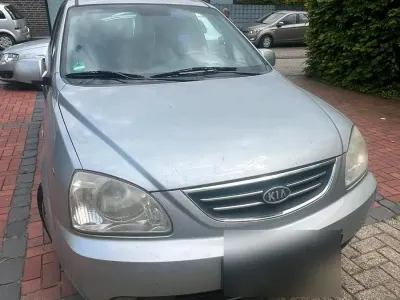 Gebraucht Kia Carens 113 PS (83 kW) 2005 Silber Van / Kleinbus