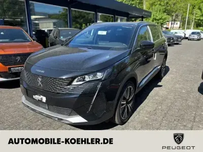 Neu Peugeot 5008 GT 136 PS (100 kW) 2025 Perla nera Van / Kleinbus