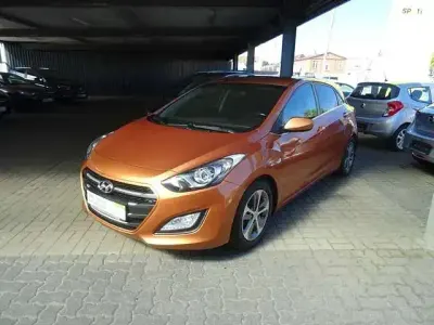 Gebraucht Hyundai i30 Trend 135 PS (99 kW) 2016 Orange caramel / met Kleinwagen