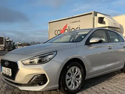 Używany Hyundai i30 Select 99 KM (72 kW) 2020 Srebrny Sedan/Limuzyna
