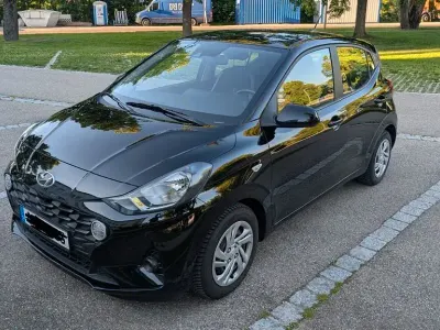 Gebraucht Hyundai i10 Select 67 PS (49 kW) 2023 Schwarz Kleinwagen