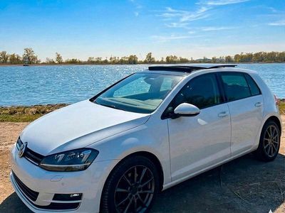 Gebraucht VW Golf VII Highline 125 PS (91 kW) 2015 Weiß Kleinwagen