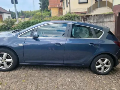 Gebraucht Opel Astra 115 PS (84 kW) 2010 Blau Kombi