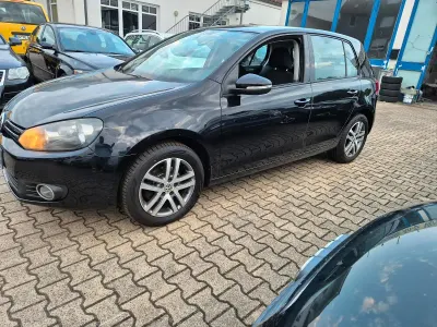 Gebraucht VW Golf VI 105 PS (77 kW) 2011 Schwarz Kleinwagen