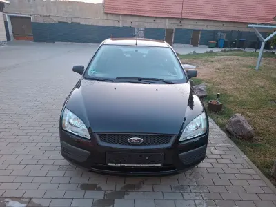 Gebraucht Ford Focus Ghia 101 PS (74 kW) 2005 Schwarz Limousine