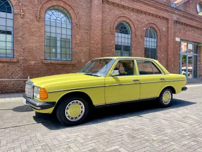 Używany Mercedes 230 109 KM (80 kW) 1979 Żółty Sedan/Limuzyna