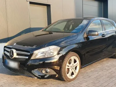 Gebraucht Mercedes A180 122 PS (89 kW) 2014 Schwarz Kleinwagen