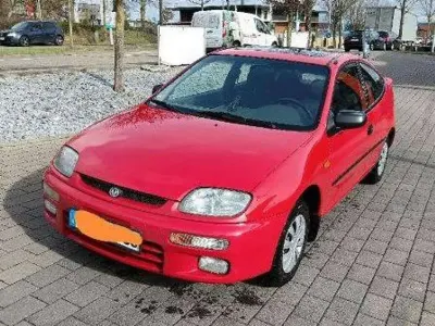 Używany Mazda 323C Comfort 88 KM (64 kW) 1997 Czerwony Sedan/Limuzyna
