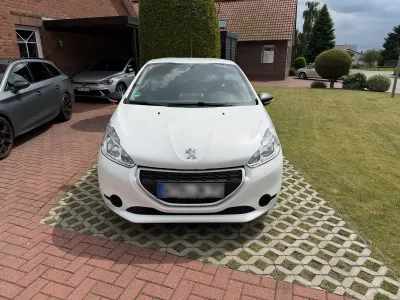 Gebraucht Peugeot 208 Access 68 PS (50 kW) 2013 Weiß Kleinwagen