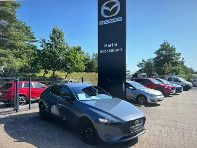 Neu Mazda 3 Homura-Line 140 PS (102 kW) 2026 Grau Limousine