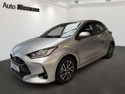 Gebraucht Toyota Yaris Team 125 PS (91 kW) 2023 Silber Limousine