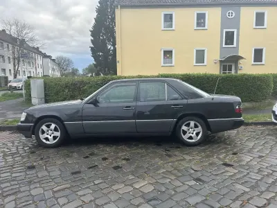 Gebraucht Mercedes E200 118 PS (86 kW) 1990 Braun Limousine