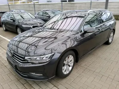 Gebraucht VW Passat R-line 150 PS (110 kW) 2023 Mangangrau metallic Kombi