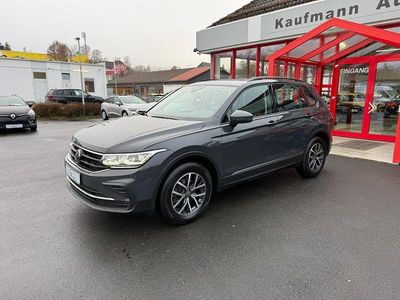 Grau Gebraucht 2022 VW Tiguan Life SUV | 20.900 € (Superpreis)