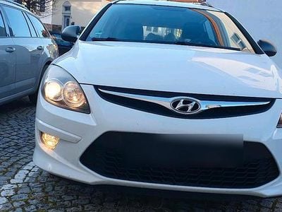 Gebraucht Hyundai i30 108 PS (79 kW) 2010 Weiß Kombi