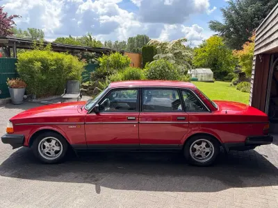 Gebraucht Volvo 240 113 PS (83 kW) 1988 Rot Limousine