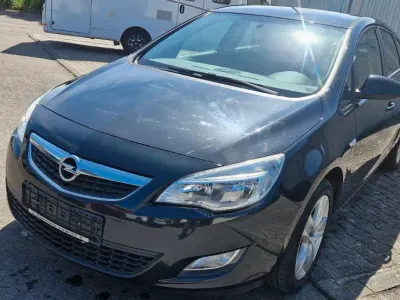 Gebraucht Opel Astra 87 PS (63 kW) 2012 Schwarz Limousine