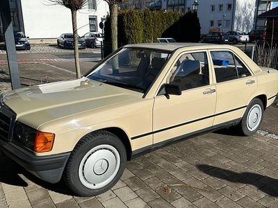 Usata Mercedes 190 122 CV (89 kW) 1985 Beige Berlina
