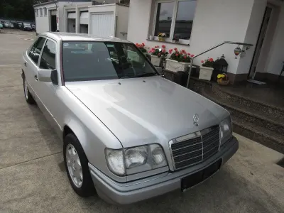 Gebraucht Mercedes E200 136 PS (100 kW) 1993 Silber Limousine