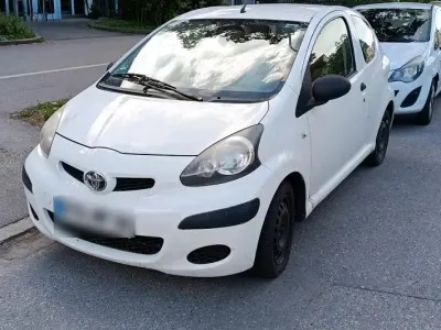 Gebraucht Toyota Aygo 60 PS (44 kW) 2011 Weiß Kleinwagen