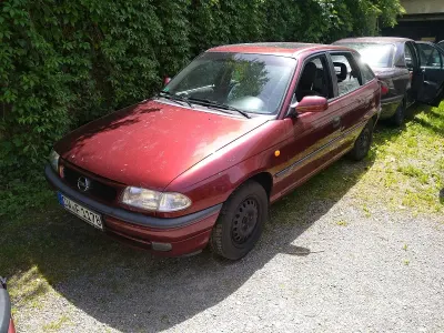 Gebraucht Opel Astra 75 PS (55 kW) 1997 Rot Limousine