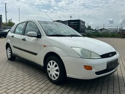 Usado Ford Focus 74 CV (54 kW) 2001 Blanco Berlina