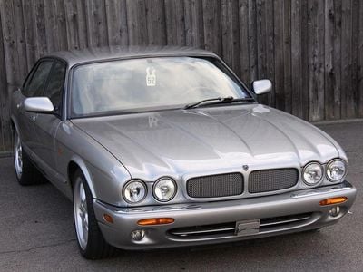 Usata Jaguar XJR 363 CV (266 kW) 1999 Argento Berlina