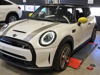 Gebraucht Mini Cooper SE 135 kW (184 PS) 2023 Weiß Kleinwagen