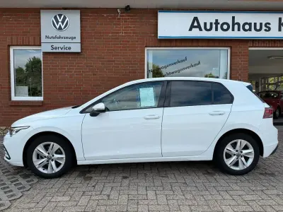 Gebraucht VW Golf VIII Life 131 PS (96 kW) 2023 Weiß Limousine